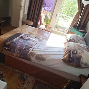 Homey Budget Bedroom Amesterdão